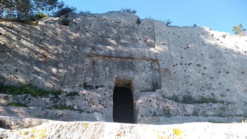 Domus de janas Noeddale e Ipogeo di Sas Puntas