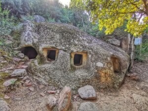 Archeotrekking alle domus de janas Monte Arista